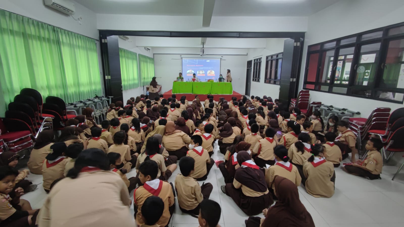 Ketupat Betawi: Ketemu Pemustaka Bareng Team Wisata Literasi Di SDN  Cempaka Putih Barat 07